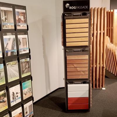 Fassade Stele und Kataloge